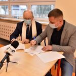 11.01.2022. Bedlno. Przedszkole. Na zdjęciu (od lewej): Krzysztof Obratański - burmistrz Końskich i Piotr Wypych -wykonawca z AMB Budownictwo / Magdalena Galas-Klusek / Radio Kielce