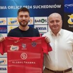 Na zdjęciu (od lewej): Robert Floras i prezes klubu Maciej Glijer / KS Global Pharma Orlicz 1924 Suchedniów/Facebook