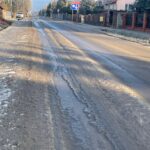 11.01.2022. Miedziana Góra. Oblodzona ulica Tumlińska / Paulina Michta / Radio Kielce