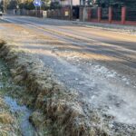 11.01.2022. Miedziana Góra. Oblodzona ulica Tumlińska / Paulina Michta / Radio Kielce