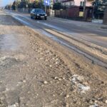 11.01.2022. Miedziana Góra. Oblodzona ulica Tumlińska / Paulina Michta / Radio Kielce