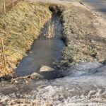 11.01.2022. Miedziana Góra. Oblodzona ulica Tumlińska / Paulina Michta / Radio Kielce