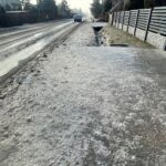 11.01.2022. Miedziana Góra. Oblodzona ulica Tumlińska / Paulina Michta / Radio Kielce