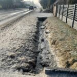 11.01.2022. Miedziana Góra. Oblodzona ulica Tumlińska / Paulina Michta / Radio Kielce