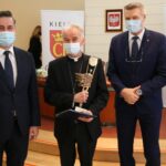 15.03.2021. Kielce. Uroczystość wręczenia Nagród Miasta Kielce. Na zdjęciu (od lewej): Kamil Suchański - przewodniczący Rady Miasta Kielce, ks. biskup Marian Florczyk - laureat, Bogdan Wenta - prezydent Kielc / Łukasz Zarzycki / Urząd Miasta Kielce