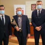 15.03.2021. Kielce. Uroczystość wręczenia Nagród Miasta Kielce. Na zdjęciu (od lewej): Kamil Suchański - przewodniczący Rady Miasta Kielce, Sławomir Micek - laureat, Bogdan Wenta - prezydent Kielc / Łukasz Zarzycki / Urząd Miasta Kielce