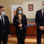 15.03.2021. Kielce. Uroczystość wręczenia Nagród Miasta Kielce. Na zdjęciu (od lewej): Kamil Suchański - przewodniczący Rady Miasta Kielce, Anna Oleszek - laureatka, Bogdan Wenta - prezydent Kielc / Łukasz Zarzycki / Urząd Miasta Kielce