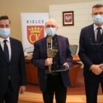15.03.2021. Kielce. Uroczystość wręczenia Nagród Miasta Kielce. Na zdjęciu (od lewej): Kamil Suchański - przewodniczący Rady Miasta Kielce, Jerzy Michta - laureat, Bogdan Wenta - prezydent Kielc / Łukasz Zarzycki / Urząd Miasta Kielce