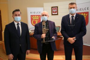 15.03.2021. Kielce. Uroczystość wręczenia Nagród Miasta Kielce. Na zdjęciu (od lewej): Kamil Suchański - przewodniczący Rady Miasta Kielce, Jerzy Michta - laureat, Bogdan Wenta - prezydent Kielc / Łukasz Zarzycki / Urząd Miasta Kielce