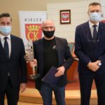 15.03.2021. Kielce. Uroczystość wręczenia Nagród Miasta Kielce. Na zdjęciu (od lewej): Kamil Suchański -, Gabriel Moćko - laureat, Bogdan Wenta - prezydent Kielc / Łukasz Zarzycki / Urząd Miasta Kielce