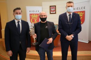 15.03.2021. Kielce. Uroczystość wręczenia Nagród Miasta Kielce. Na zdjęciu (od lewej): Kamil Suchański -, Gabriel Moćko - laureat, Bogdan Wenta - prezydent Kielc / Łukasz Zarzycki / Urząd Miasta Kielce