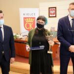 15.03.2021. Kielce. Uroczystość wręczenia Nagród Miasta Kielce. Na zdjęciu (od lewej): Kamil Suchański - przewodniczący Rady Miasta Kielce, Barbara Biskup - laureatka, Bogdan Wenta - prezydent Kielc / Łukasz Zarzycki / Urząd Miasta Kielce