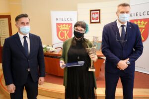 15.03.2021. Kielce. Uroczystość wręczenia Nagród Miasta Kielce. Na zdjęciu (od lewej): Kamil Suchański - przewodniczący Rady Miasta Kielce, Barbara Biskup - laureatka, Bogdan Wenta - prezydent Kielc / Łukasz Zarzycki / Urząd Miasta Kielce