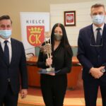 15.03.2021. Kielce. Uroczystość wręczenia Nagród Miasta Kielce. Na zdjęciu (od lewej): Kamil Suchański - przewodniczący Rady Miasta Kielce, Kamila Drezno - laureatka, Bogdan Wenta - prezydent Kielc / Łukasz Zarzycki / Urząd Miasta Kielce
