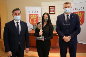 15.03.2021. Kielce. Uroczystość wręczenia Nagród Miasta Kielce. Na zdjęciu (od lewej): Kamil Suchański - przewodniczący Rady Miasta Kielce, Kamila Drezno - laureatka, Bogdan Wenta - prezydent Kielc / Łukasz Zarzycki / Urząd Miasta Kielce