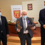 15.03.2021. Kielce. Uroczystość wręczenia Nagród Miasta Kielce. Na zdjęciu (od lewej): Kamil Suchański - przewodniczący Rady Miasta Kielce, Andrzej Ordysiński - laureat, Bogdan Wenta - prezydent Kielc / Łukasz Zarzycki / Urząd Miasta Kielce