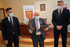 15.03.2021. Kielce. Uroczystość wręczenia Nagród Miasta Kielce. Na zdjęciu (od lewej): Kamil Suchański - przewodniczący Rady Miasta Kielce, Andrzej Ordysiński - laureat, Bogdan Wenta - prezydent Kielc / Łukasz Zarzycki / Urząd Miasta Kielce