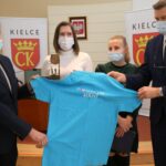 15.03.2021. Kielce. Uroczystość wręczenia Nagród Miasta Kielce. Na zdjęciu (od lewej): Kamil Suchański - przewodniczący Rady Miasta Kielce, Magdalena Bogucka, Marta Brzezińska - laureatki, Bogdan Wenta - prezydent Kielc / Łukasz Zarzycki / Urząd Miasta Kielce