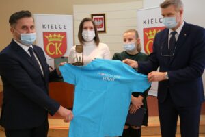 15.03.2021. Kielce. Uroczystość wręczenia Nagród Miasta Kielce. Na zdjęciu (od lewej): Kamil Suchański - przewodniczący Rady Miasta Kielce, Magdalena Bogucka, Marta Brzezińska - laureatki, Bogdan Wenta - prezydent Kielc / Łukasz Zarzycki / Urząd Miasta Kielce