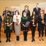 15.03.2021. Kielce. Uroczystość wręczenia Nagród Miasta Kielce. Na zdjęciu (w dolnym rządzie, od lewej): Jerzy Michta, Barbara Biskup, Magdalena Bogucka, Marta Brzezińska, Kamila Drezno, Anna Oleszek, ks. biskup Marian Florczyk. W górnym rzędzie, od lewej: Sławomir Micek, Andrzej Ordysiński, Kamil Suchański - przewodniczący Rady Miasta Kielce, Bogdan Wenta - prezydent Kielc, Gabriel Moćko / Łukasz Zarzycki / Urząd Miasta Kielce