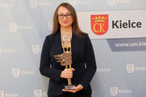 15.03.2021. Kielce. Uroczystość wręczenia Nagród Miasta Kielce. Na zdjęciu: Anna Oleszek - laureatka / Łukasz Zarzycki / Urząd Miasta Kielce