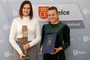 15.03.2021. Kielce. Uroczystość wręczenia Nagród Miasta Kielce. Na zdjęciu: Magdalena Bogucka i Marta Brzezińska - laureatki / Łukasz Zarzycki / Urząd Miasta Kielce