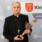 15.03.2021. Kielce. Uroczystość wręczenia Nagród Miasta Kielce. Na zdjęciu: ks. biskup Marian Florczyk - laureat / Łukasz Zarzycki / Urząd Miasta Kielce