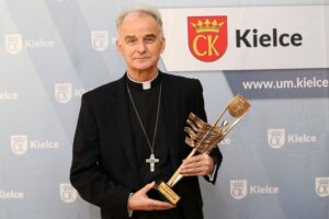 15.03.2021. Kielce. Uroczystość wręczenia Nagród Miasta Kielce. Na zdjęciu: ks. biskup Marian Florczyk - laureat / Łukasz Zarzycki / Urząd Miasta Kielce