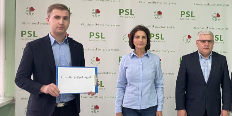 05.01.2022. Kielce. Konferencja PSL-u. Na zdjęciu (od lewej): Mateusz Kołodziejczyk - członek PSL, Agata Binkowska - radna Sejmiku Województwa Świętokrzyskiego, Andrzej Swajda -radny Sejmiku Województwa Świętokrzyskiego / Sebastian Kalwat / Radio Kielce