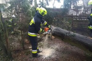 30.01.2022. Świętokrzyskie. Skutki przejścia orkanu Malik / OSP Klimontów