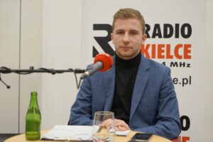 30.01.2022. Studio Polityczne Radia Kielce. Na zdjęciu: Bartosz Pyrz - Konfederacja / Sebastian Kalwat / Radio Kielce