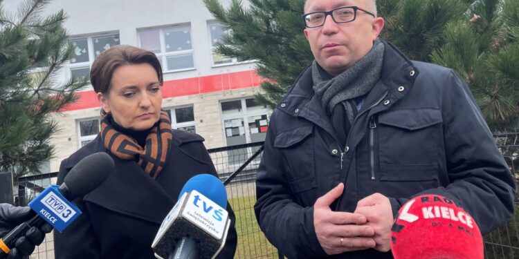 04.01.2022. Kielce. Konferencja PO. Na zdjęciu: poseł Marzena Okła-Drewnowicz - wiceprzewodnicząca Platformy Obywatelskiej, Artur Gierada - przewodniczący PO w Świętokrzyskiem / Paulina Michta / Radio Kielce