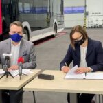 05.03.2021. Starachowice. Zakłady MAN. Podpisanie umowy na wyprodukowanie autobusów dla miasta. Na zdjęciu: Marek Materek - prezydent Starachowic, Magdalena Duda – dyrektor do spraw sprzedaży MAN / Wiktor Taszłow / Radio Kielce