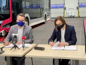 05.03.2021. Starachowice. Zakłady MAN. Podpisanie umowy na wyprodukowanie autobusów dla miasta. Na zdjęciu: Marek Materek - prezydent Starachowic, Magdalena Duda – dyrektor do spraw sprzedaży MAN / Wiktor Taszłow / Radio Kielce