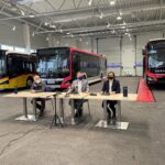 05.03.2021. Starachowice. Zakłady MAN. Podpisanie umowy na wyprodukowanie autobusów dla miasta. Na zdjęciu (od lewej): Mehmet Sermet - kierownik zakładu, Marek Materek - prezydent Starachowic, Magdalena Duda – dyrektor do spraw sprzedaży MAN / Wiktor Taszłow / Radio Kielce