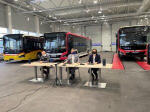 05.03.2021. Starachowice. Zakłady MAN. Podpisanie umowy na wyprodukowanie autobusów dla miasta. Na zdjęciu (od lewej): Mehmet Sermet - kierownik zakładu, Marek Materek - prezydent Starachowic, Magdalena Duda – dyrektor do spraw sprzedaży MAN / Wiktor Taszłow / Radio Kielce