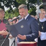 11.07.2021. Ćmielów. Pogrzeb Tomasza Wójcika „Tarzana”. Na zdjęciu prof. Filip Musiał odczytuje list od dr Jarosława Szarka - prezesa IPN-u / Emilia Sitarska / Radio Kielce