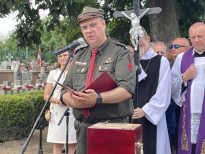 11.07.2021. Ćmielów. Pogrzeb Tomasza Wójcika „Tarzana”. Na zdjęciu Rafał Obarzanek - prezes Środowiska Świętokrzyskich Zgrupowań Partyzanckich Armii Krajowej Ponury-Nurt / Emilia Sitarska / Radio Kielce