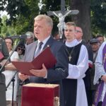 11.07.2021. Ćmielów. Pogrzeb Tomasza Wójcika „Tarzana”. Na zdjęciu senator Jarosław Rusiecki / Emilia Sitarska / Radio Kielce