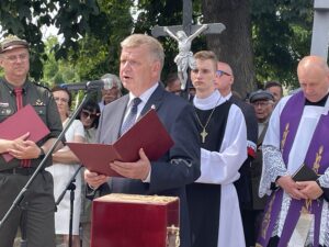 11.07.2021. Ćmielów. Pogrzeb Tomasza Wójcika „Tarzana”. Na zdjęciu senator Jarosław Rusiecki / Emilia Sitarska / Radio Kielce