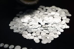 Monety piastowskie z II połowy XII wieku po renowacji / UMiG Zawichost