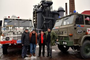 31.01.2022. Starachowice. Przygotowania do wyprawy STAR-em z Florydy do Polski. Na zdjęciu (od lewej): Dariusz Dąbrowski - wicestarosta starachowicki, Tomasz Wątor - kierowca STAR-a, Tadeusz Sikora - rajdowiec, Janusz Stetz - kierowca / powiat starachowicki