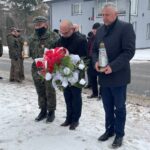 22.01.2022. Suchedniów. Obchody 159. rocznicy powstania styczniowego. Na zdjęciu (od lewej): Tadeusz Woś - brygadier związku strzeleckiego, Cezary Błach - burmistrz Suchedniowa i Krzysztof Adamiec - przewodniczący Rady Miasta Suchedniowa / Paulina Michta / Radio Kielce