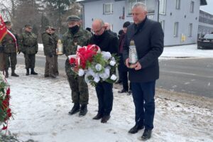 22.01.2022. Suchedniów. Obchody 159. rocznicy powstania styczniowego. Na zdjęciu (od lewej): Tadeusz Woś - brygadier związku strzeleckiego, Cezary Błach - burmistrz Suchedniowa i Krzysztof Adamiec - przewodniczący Rady Miasta Suchedniowa / Paulina Michta / Radio Kielce