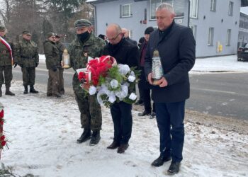 22.01.2022. Suchedniów. Obchody 159. rocznicy powstania styczniowego. Na zdjęciu (od lewej): Tadeusz Woś - brygadier związku strzeleckiego, Cezary Błach - burmistrz Suchedniowa i Krzysztof Adamiec - przewodniczący Rady Miasta Suchedniowa / Paulina Michta / Radio Kielce