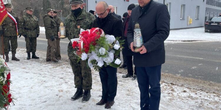 22.01.2022. Suchedniów. Obchody 159. rocznicy powstania styczniowego. Na zdjęciu (od lewej): Tadeusz Woś - brygadier związku strzeleckiego, Cezary Błach - burmistrz Suchedniowa i Krzysztof Adamiec - przewodniczący Rady Miasta Suchedniowa / Paulina Michta / Radio Kielce