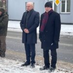 22.01.2022. Suchedniów. Obchody 159. rocznicy powstania styczniowego. Na zdjęciu (w środku): Rafał Nowak - wicewojewoda świętokrzyski i Andrzej Bętkowski - marszałek województwa świętokrzyskiego / Paulina Michta / Radio Kielce