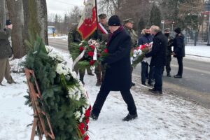 22.01.2022. Suchedniów. Obchody 159. rocznicy powstania styczniowego. Na zdjęciu (w środku): Andrzej Bętkowski - marszałek województwa świętokrzyskiego / Paulina Michta / Radio Kielce