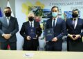 13.01.2022. Kielce. Podpisanie aneksu do umowy na przeprowadzenie dodatkowych robót przy budowie łącznicy Czarna - Włoszczowa Północ. Na zdjęciu (od lewej): Tomasz Jamka - członek zarządu województwa, Andrzej Bętkowski - marszałek województwa, Mateusz Wanat - dyrektor Regionu Południowego Centrum Realizacji Inwestycji PKP Polskich Linii Kolejowych S.A. i Piotr Grawicz - zastępca dyrektora Regionu Południowego Centrum Realizacji Inwestycji PKP Polskich Linii Kolejowych S.A. / Urząd Marszałkowski Województwa Świętokrzyskiego