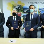 13.01.2022. Kielce. Podpisanie aneksu do umowy na przeprowadzenie dodatkowych robót przy budowie łącznicy Czarna - Włoszczowa Północ. Na zdjęciu (od lewej): Tomasz Jamka - członek zarządu województwa, Andrzej Bętkowski - marszałek województwa, Mateusz Wanat - dyrektor Regionu Południowego Centrum Realizacji Inwestycji PKP Polskich Linii Kolejowych S.A. i Piotr Grawicz - zastępca dyrektora Regionu Południowego Centrum Realizacji Inwestycji PKP Polskich Linii Kolejowych S.A. / Urząd Marszałkowski Województwa Świętokrzyskiego